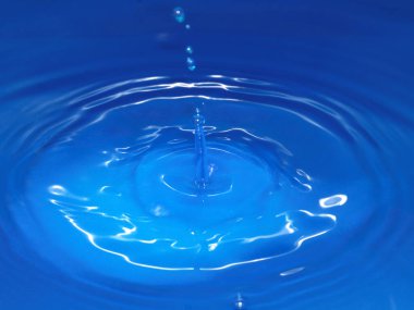 Bir su damlasına çarptıktan sonra yüzeyde inanılmaz bir desen oluştu.