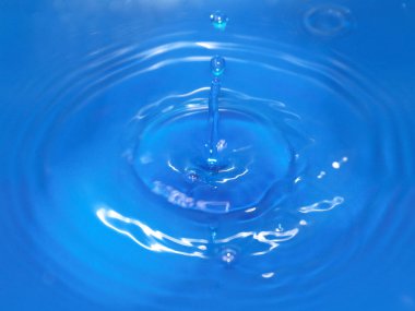 Bir su damlasına çarptıktan sonra yüzeyde inanılmaz bir desen oluştu.