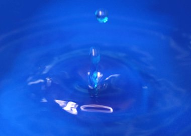 Bir su damlasına çarptıktan sonra yüzeyde inanılmaz bir desen oluştu.