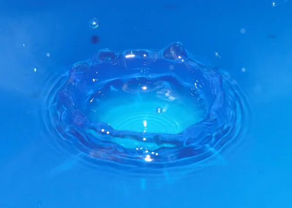 Niesamowity Wzór Powierzchni Płynu Uderzeniu Kroplę Wody — Zdjęcie stockowe