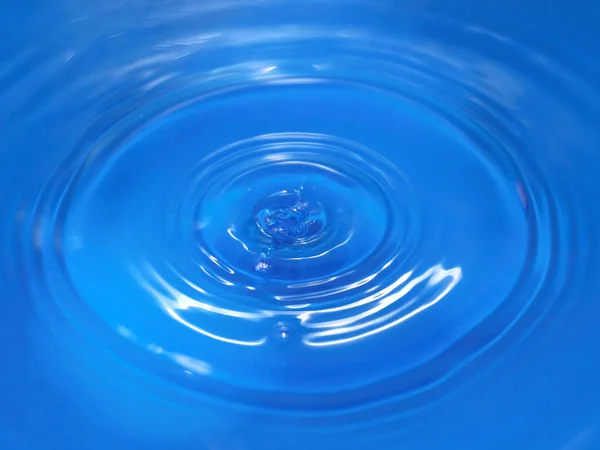 水滴后 液体表面的一个惊人的图样 — 图库照片