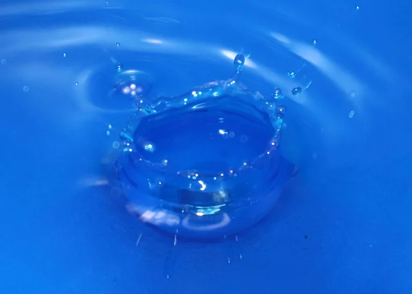 Niesamowity Wzór Powierzchni Płynu Uderzeniu Kroplę Wody — Zdjęcie stockowe