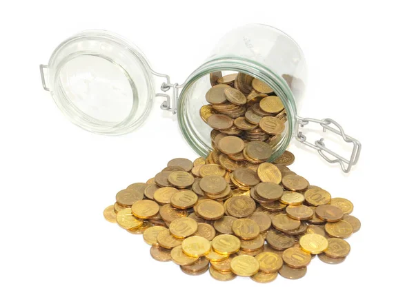 乞食の富の蓄積の象徴としてロシアのルーブル硬貨の束を持つガラス瓶 — ストック写真