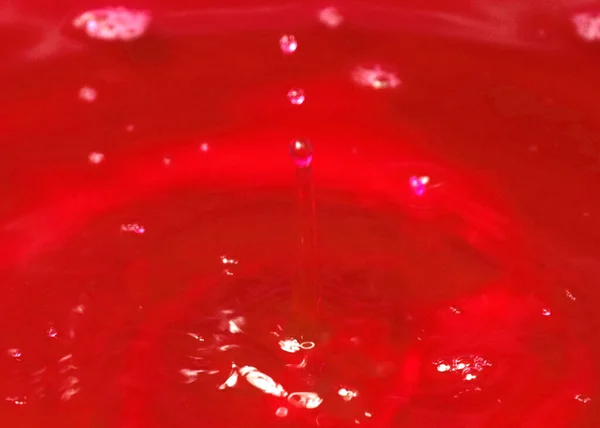 Uma Gota Sangue Líquido Vermelho Cai Sobre Superfície Água — Fotografia de Stock