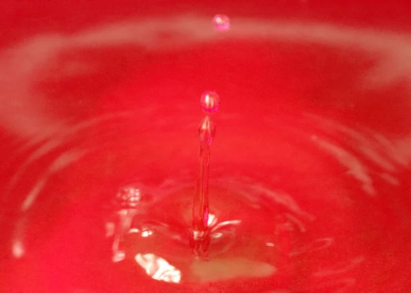 Uma Gota Sangue Líquido Vermelho Cai Sobre Superfície Água — Fotografia de Stock