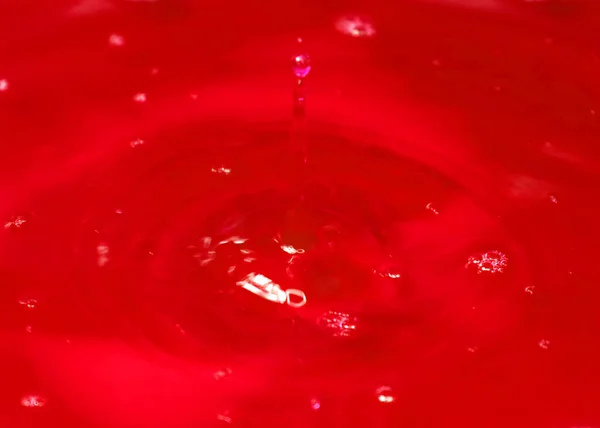 Uma Gota Sangue Líquido Vermelho Cai Sobre Superfície Água — Fotografia de Stock