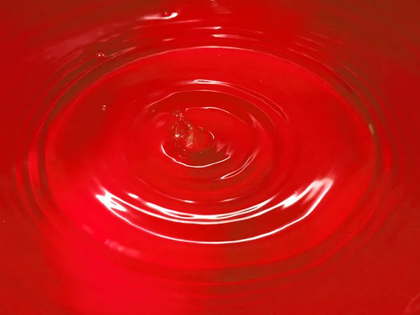 Una Goccia Liquido Rosso Sangue Cade Sulla Superficie Dell Acqua — Foto Stock