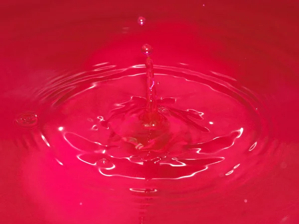 Una Goccia Liquido Rosso Sangue Cade Sulla Superficie Dell Acqua — Foto Stock