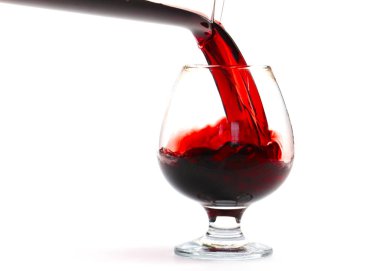 Bir shot bardağına dökerken kırmızı şarap girdapları