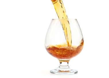 Sert bir alkollü içecek bardağa dökülür.