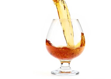 Sert bir alkollü içecek bardağa dökülür.