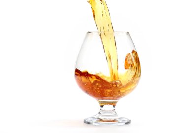 Sert bir alkollü içecek bardağa dökülür.