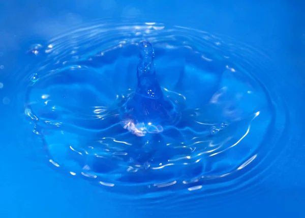 Uma Gota Água Pura Transparente Cai Sobre Superfície Líquido — Fotografia de Stock