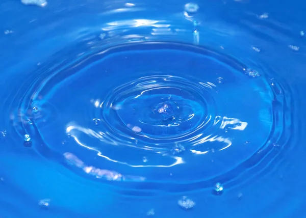純粋な透明な水が液体の表面に落ち — ストック写真
