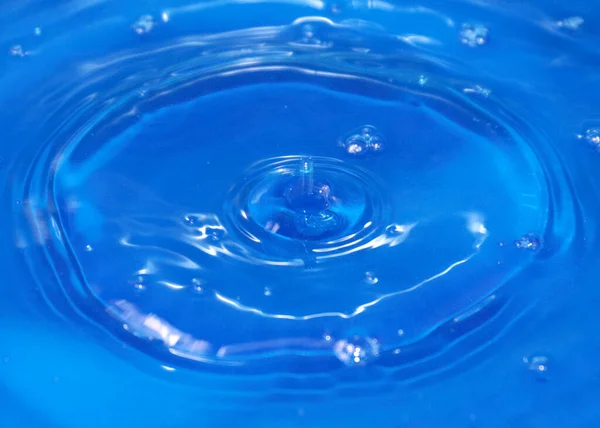 Una Gota Agua Pura Transparente Cae Sobre Superficie Líquido — Foto de Stock