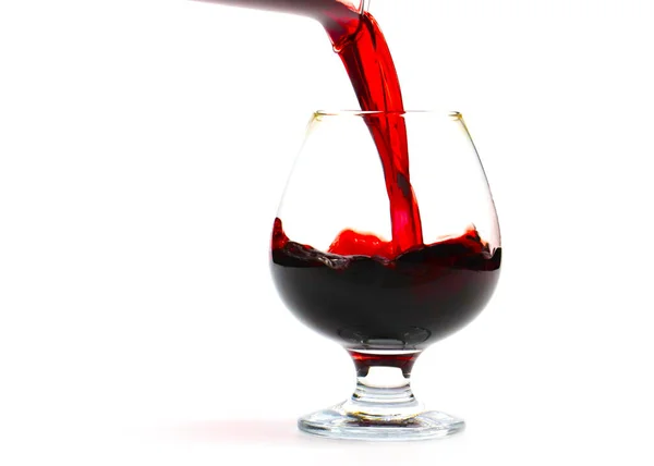 Piękne Wiry Czerwonego Wina Podczas Nalewania Kieliszka — Zdjęcie stockowe