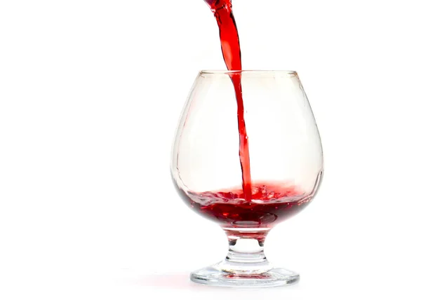 ショットグラスに注ぐときの赤ワインの美しい渦 — ストック写真