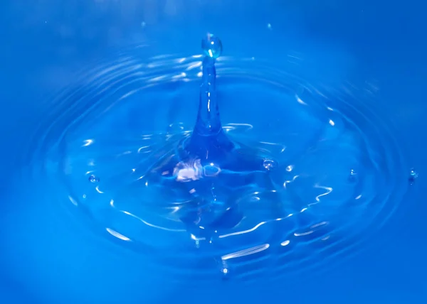 Uma Gota Água Pura Transparente Cai Sobre Superfície Líquido — Fotografia de Stock