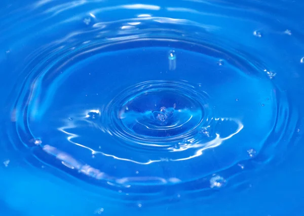 Uma Gota Água Pura Transparente Cai Sobre Superfície Líquido — Fotografia de Stock