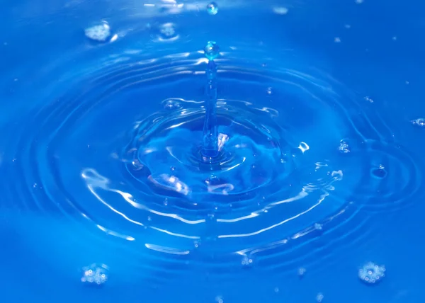 Uma Gota Água Pura Transparente Cai Sobre Superfície Líquido — Fotografia de Stock