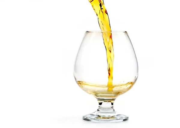Szklanki Wlewa Się Mocny Napój Alkoholowy — Zdjęcie stockowe