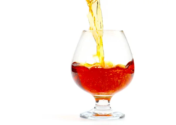 強いアルコール飲料をグラスに流し込み — ストック写真