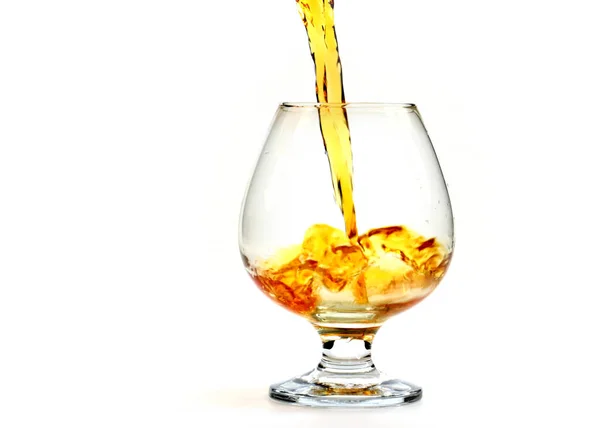 Ein Stark Alkoholisches Getränk Wird Ein Glas Gegossen — Stockfoto