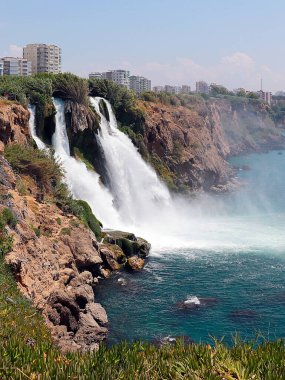 Antalya Türkiye 'nin Lara yerleşim alanındaki Yukarı Duden şelalesinin güzel, berrak suyu