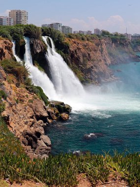 Antalya Türkiye 'nin Lara yerleşim alanındaki Yukarı Duden şelalesinin güzel, berrak suyu
