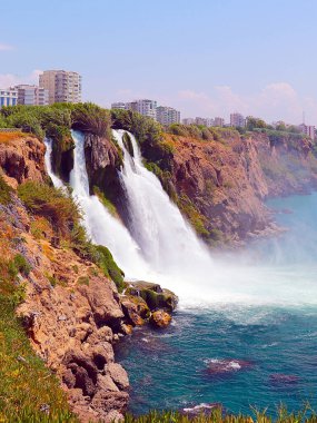 Antalya Türkiye 'nin Lara yerleşim alanındaki Yukarı Duden şelalesinin güzel, berrak suyu