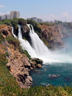 Antalya Türkiye 'nin Lara yerleşim alanındaki Yukarı Duden şelalesinin güzel, berrak suyu