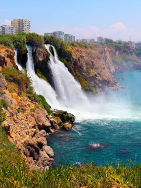 Antalya Türkiye 'nin Lara yerleşim alanındaki Yukarı Duden şelalesinin güzel, berrak suyu