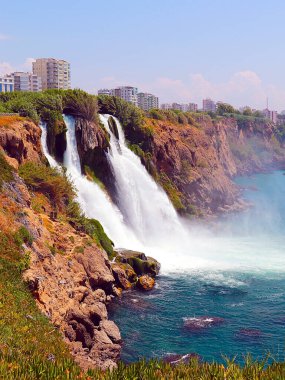 Antalya Türkiye 'nin Lara yerleşim alanındaki Yukarı Duden şelalesinin güzel, berrak suyu