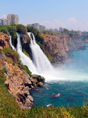 Antalya Türkiye 'nin Lara yerleşim alanındaki Yukarı Duden şelalesinin güzel, berrak suyu