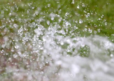 Çimleri sularken güzel, berrak su