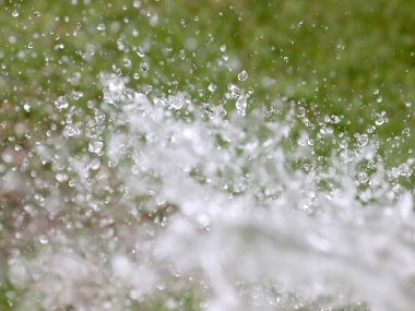 Çimleri sularken güzel, berrak su