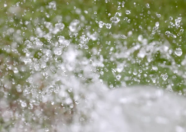 Schönes Klares Wasser Beim Bewässern Von Rasen Garten — Stockfoto