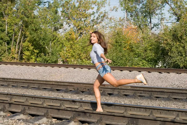 Sexy Mädchen läuft auf Schienen — Stockfoto