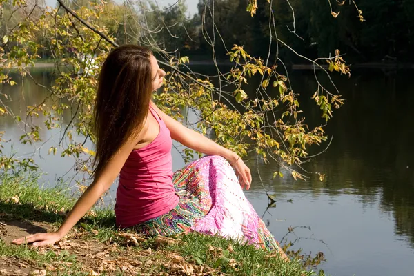 Mooi meisje in de buurt van de vijver — Stockfoto