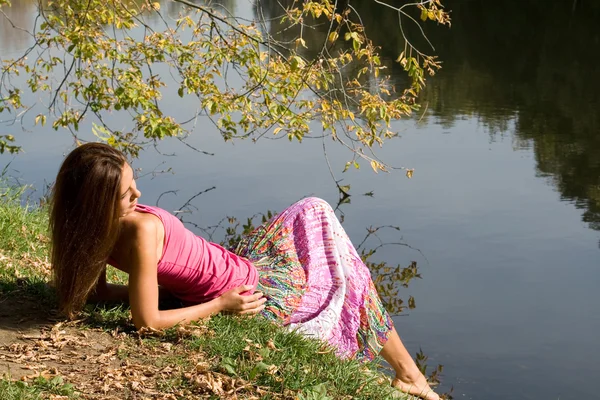 Hermosa chica cerca del estanque — Foto de Stock
