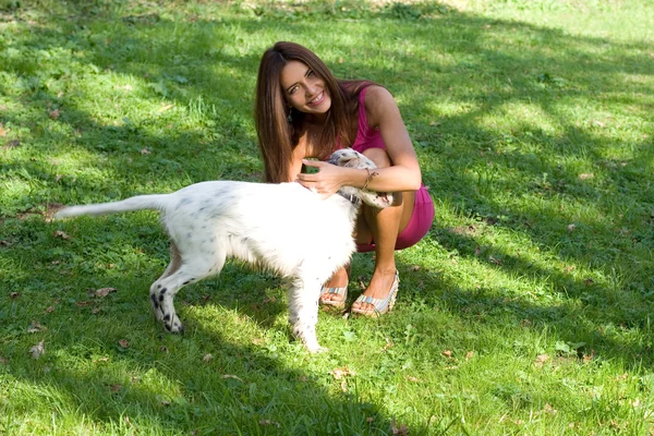 Девушка со своей собакой — стоковое фото
