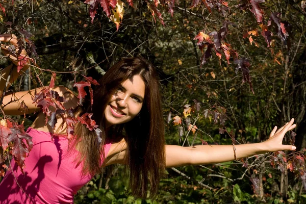 Gros plan portrait d'une belle fille marchant dans le parc — Photo