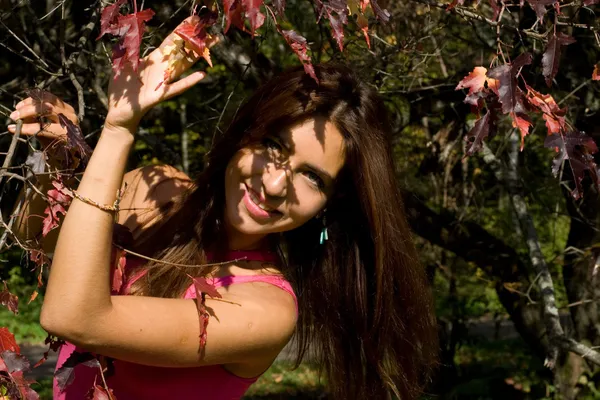 Gros plan portrait d'une belle fille marchant dans le parc — Photo