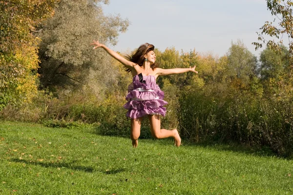 Vrolijke meisje plezier outdoor — Stockfoto