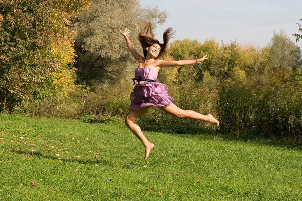 Joyeuse fille s'amuser en plein air — Photo