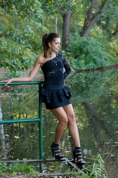 美丽的女孩在池塘附近的森林 — 图库照片