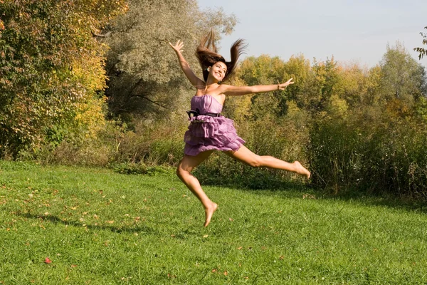 Chica alegre divirtiéndose al aire libre Fotos de stock libres de derechos