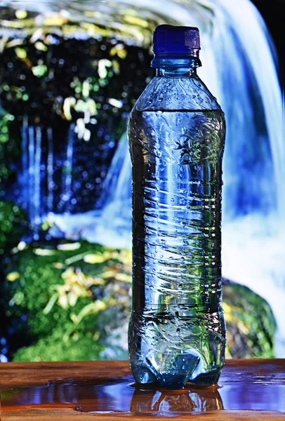 Bouteille en plastique avec eau propre — Photo