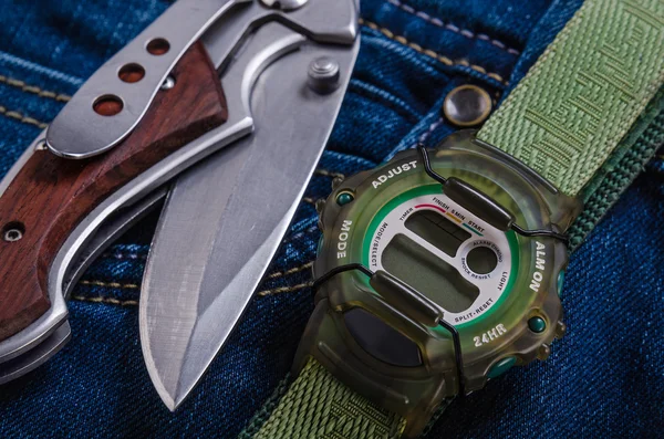 Coltello da tasca e orologi elettronici — Foto Stock