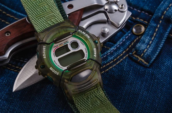 มีดกระเป๋าและนาฬิกาอิเล็กทรอนิกส์ — ภาพถ่ายสต็อก